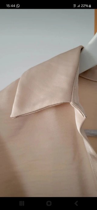 Camisa satinada beige nueva con etiqueta Talla XS
