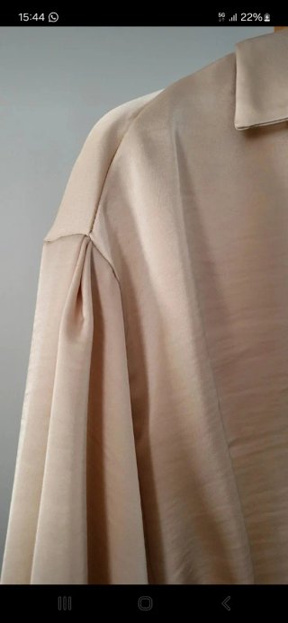 Camisa satinada beige nueva con etiqueta Talla XS