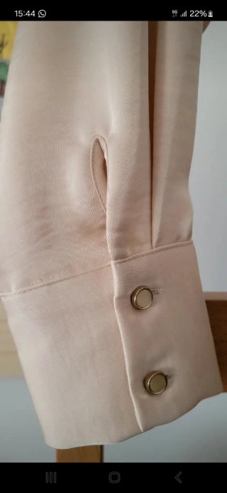 Camisa satinada beige nueva con etiqueta Talla XS