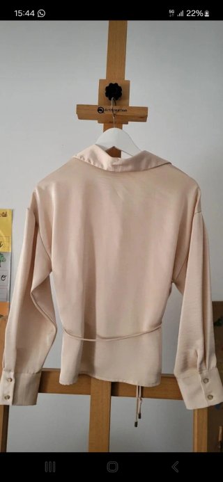 Camisa satinada beige nueva con etiqueta Talla XS