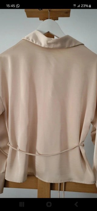 Camisa satinada beige nueva con etiqueta Talla XS