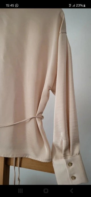 Camisa satinada beige nueva con etiqueta Talla XS