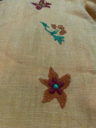 Bolso naranja con flores