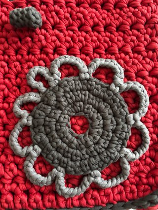 Bolso tejido rojo y gris