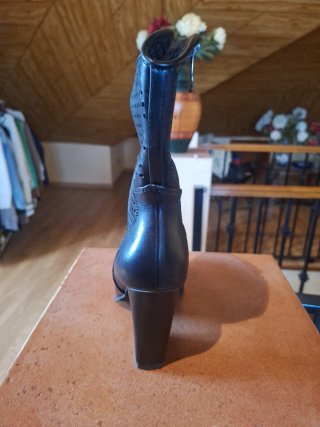 Botín negro con perforaciones