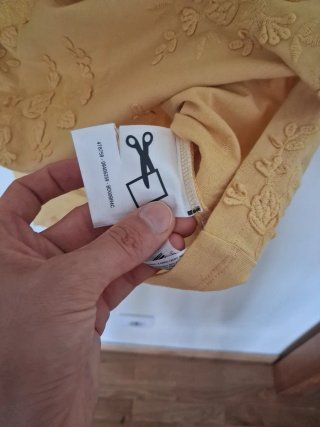 Camiseta Easy Wear bordada amarilla