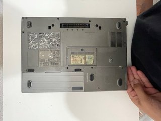 Portátil Dell Latitude con recargador, raton