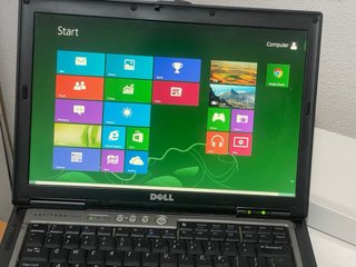 Portátil Dell Latitude con recargador, raton
