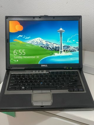 Portátil Dell Latitude con recargador, raton