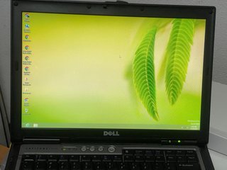 Portátil Dell Latitude con recargador, raton