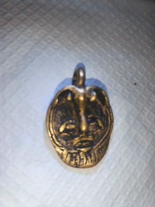Colgante antiguo con rostro dorado