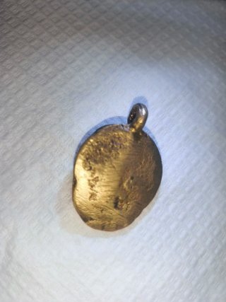 Colgante antiguo con rostro dorado