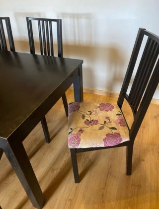 Mesa de comedor negra con 6 sillas florales