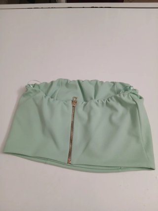 Top corto con tasche e gioielli
