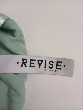 Top corto con tasche e gioielli