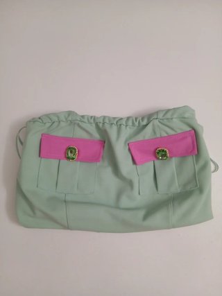 Top corto con tasche e gioielli