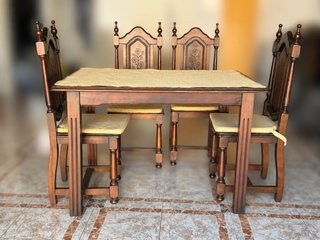 Mesa de madera con 4 sillas