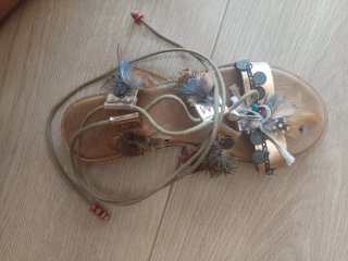 Sandalias boho con plumas y abalorios