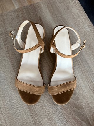 Sandalias tacón bajo marrón