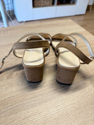Sandalias tacón bajo marrón