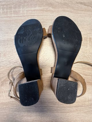 Sandalias tacón bajo marrón