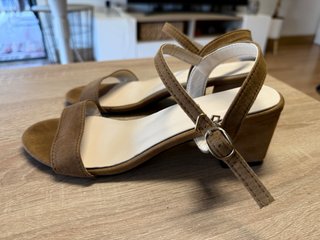 Sandalias tacón bajo marrón