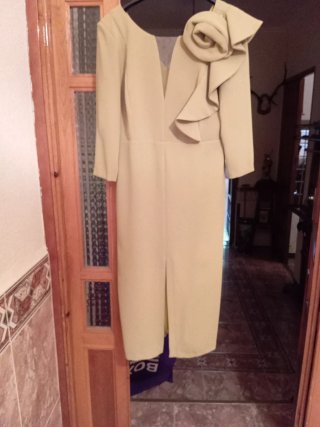 Vestido de fiesta color pistacho,midi con florn