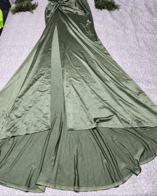 Vestido fiesta verde con plumas y lentejuelas