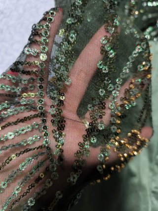 Vestido fiesta verde con plumas y lentejuelas