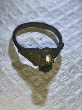 Anillo antiguo con piedra verde