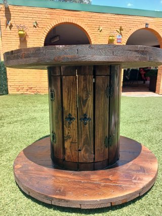 Mesa redonda de madera decorada