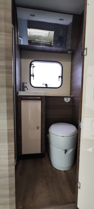 Se alquila autocaravana para viajar y dormir 7.