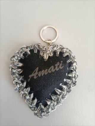Portachiavi a forma di cuore " Amati "
