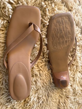 Sandalias de tacón bajo beige