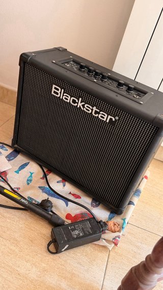 Guitarra Ibanez amplificador y micrófono
