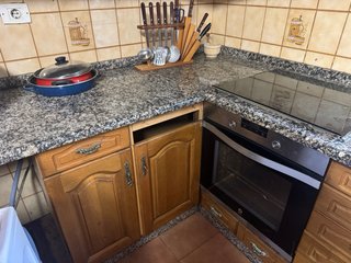 Cocina competa de castaño y electrodomésticos