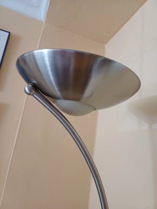 Lámpara de pie moderna con repisa