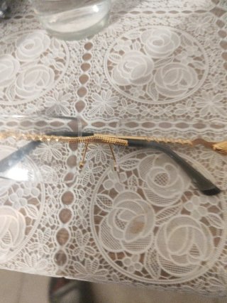 Gafas doradas con diseño de serpiente
