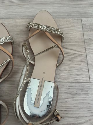 Sandalias doradas de Zara