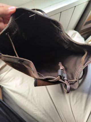 Bolso artesanal de cuero marrón
