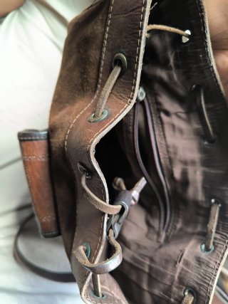 Bolso artesanal de cuero marrón