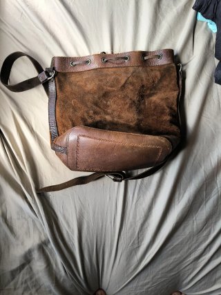 Bolso artesanal de cuero marrón