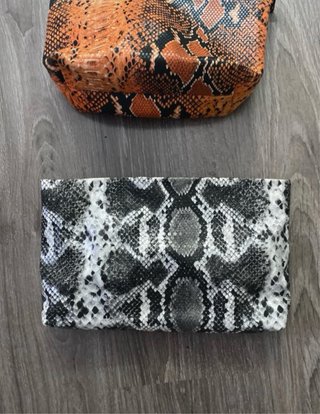 Set 2 neceseres Teria Yabar serpiente nuevos