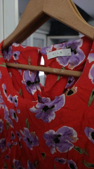 Blusa VILA flores roja y morada, talla 38