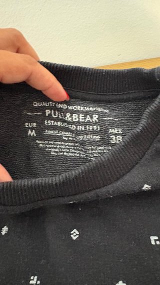 Sudadera negra con estampado