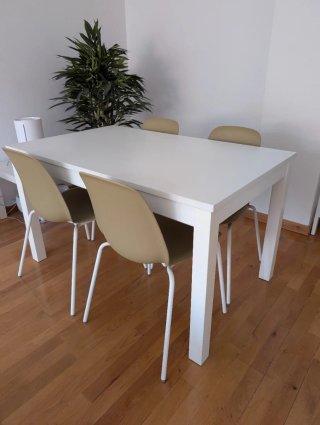 Mesa de comedor blanca con 4 sillas