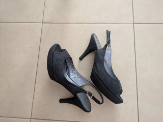 Zapatos LODI tacón fino hebilla azul . Negociable