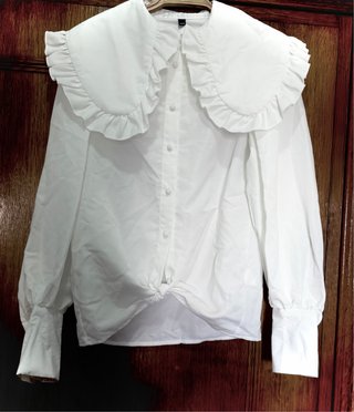 Blusa blanca con cuello volantes