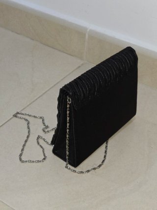 Bolso de fiesta negro con cadena