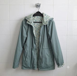 Parka con capucha floral